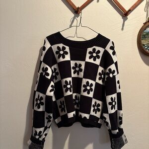 hollister sweater with the cutest print 🖤🤍